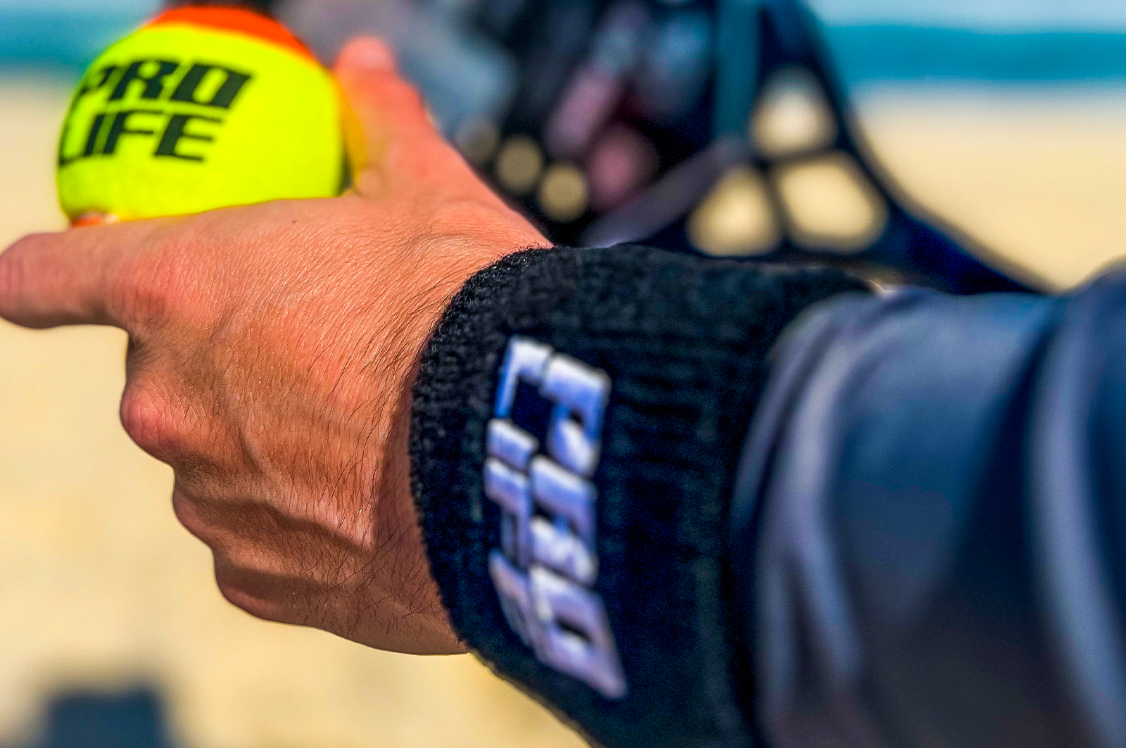 Para que serve a munhequeira no Beach Tennis?